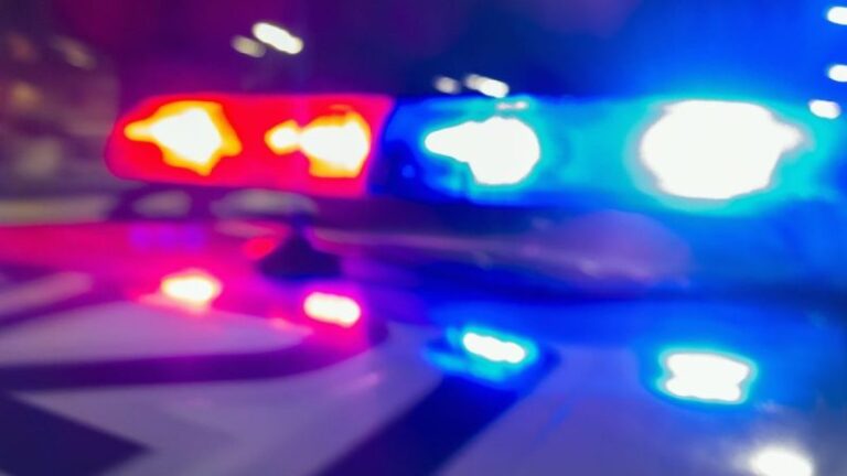 North Las Vegas police take 3 into custody after stolen SUV runs stop sign, crashes into 2 vehicles – KLAS – 8 News Now