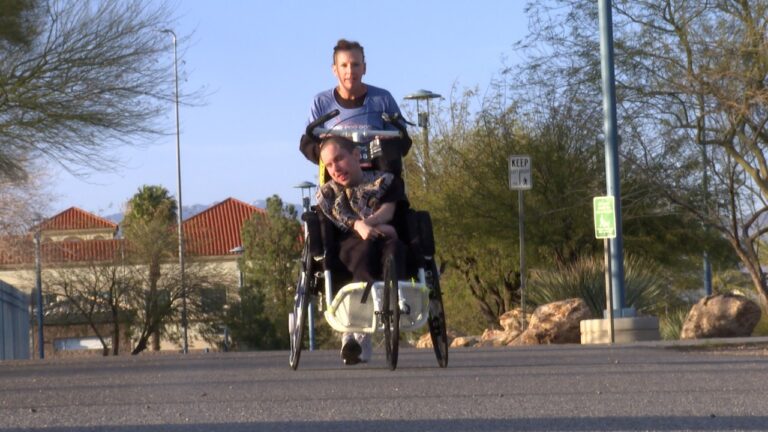 ‘I can do anything if it’s for you:’ Las Vegas marathon duo cross countless finish lines, build deep bond – KLAS – 8 News Now