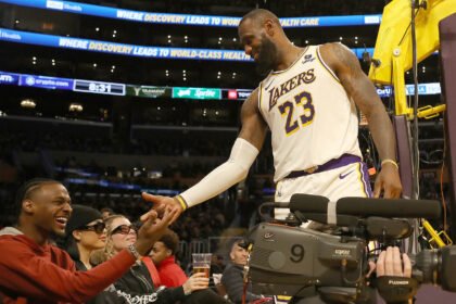 Bronny James Lebron James 2023.jpg