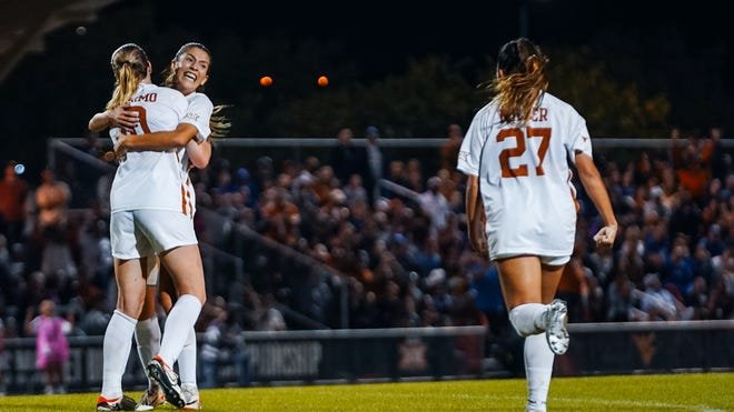 71463280007 Texas Womens Soccer.jpg