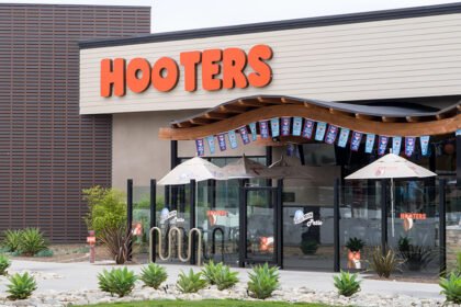 Hooters Restaurant Depositphotos 103764312 L.jpg