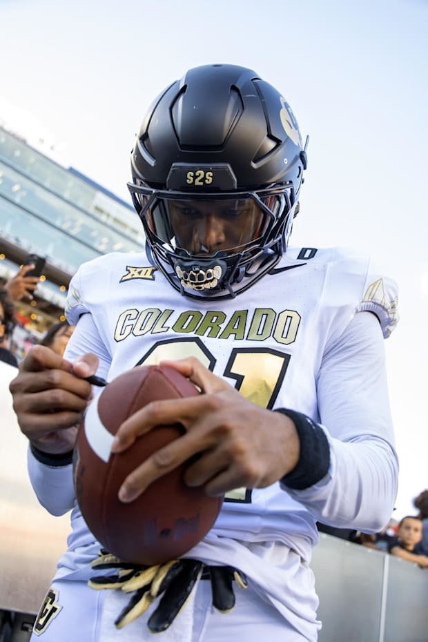 Oct 19, 2024; Tucson, Arizona, USA; Colorado Buffalos safety Shilo Sanders (21) signs autographs during the fourth quarter ag