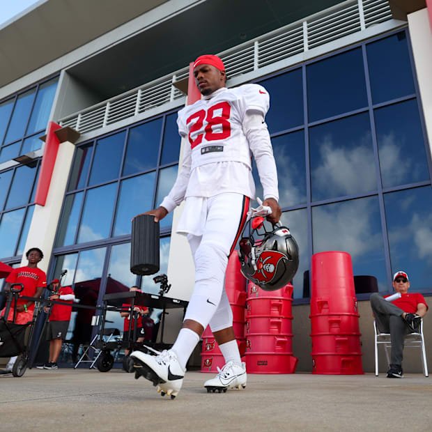 Aug 1, 2025; Tampa, FL, USA; Tampa Bay Buccaneers safety Shilo Sanders (28) warms up before training camp at AdventHealth Tra