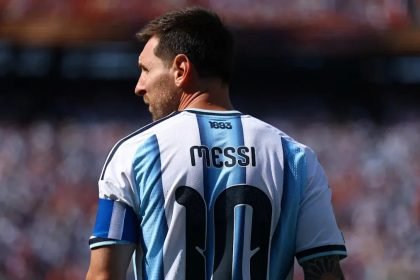 Neymar Ronaldinho honor Lionel Messi